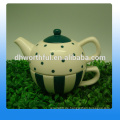 Kreative Keramik-Teekanne und Tasse in einem mit modischen Stil